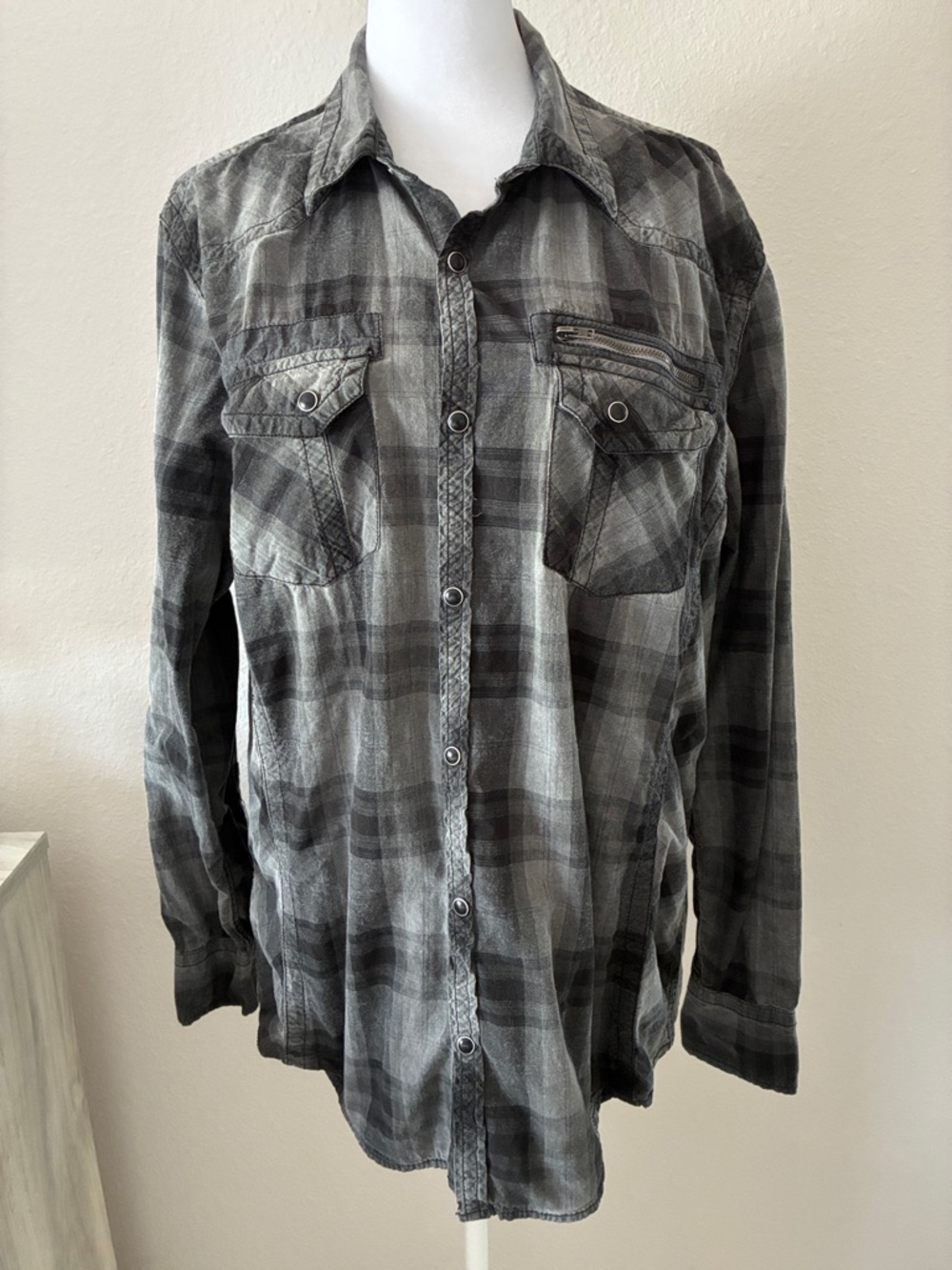 Men’s black & Gray plaid shirt